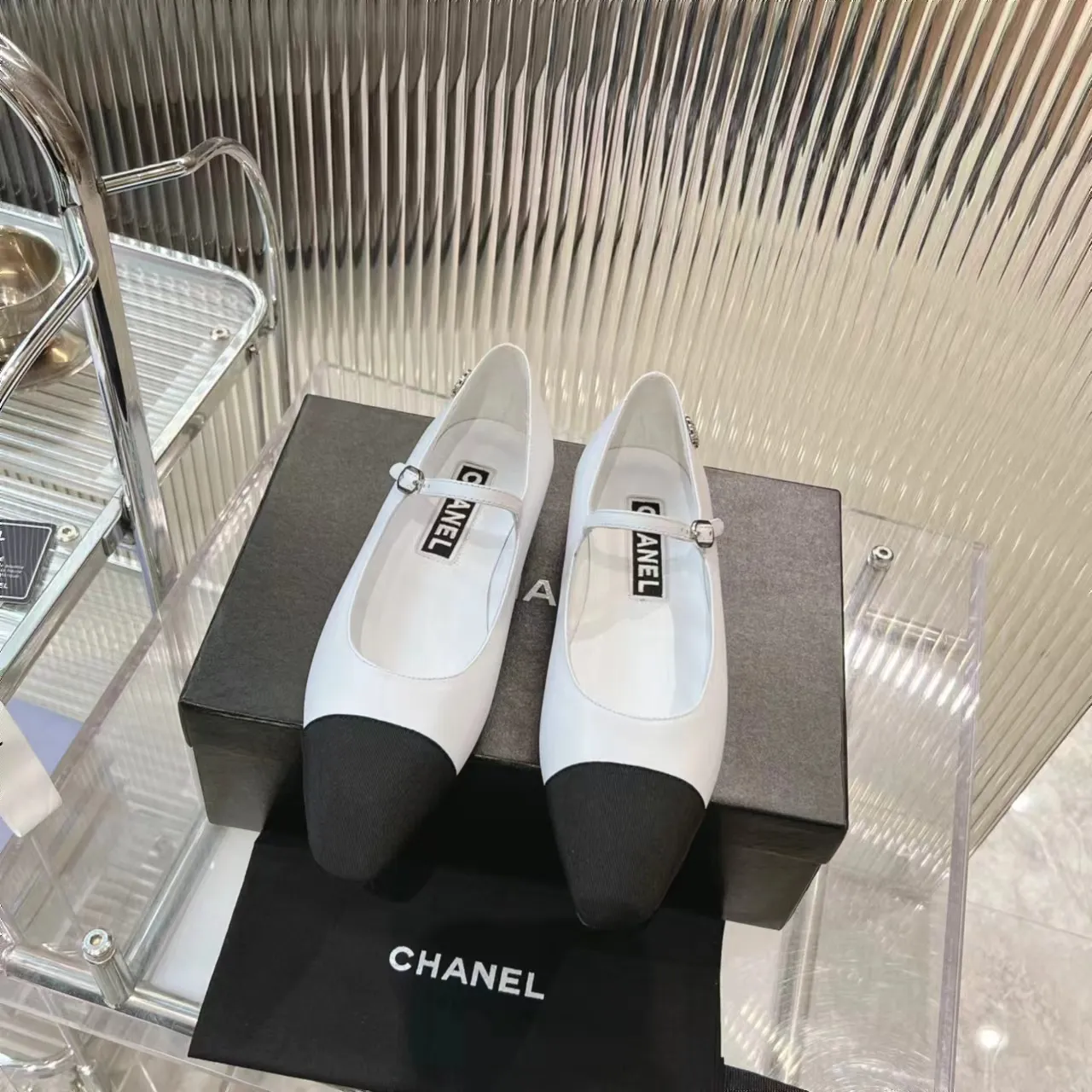 👟👟Ex-factory price 520👟👟 (Top version) CHANEL 24P early spring new trapezoidal toe high-heeled shoes, high version of one-strap, pointed square toe, color-blocked Mary Jane shoes, Xiaoxiang𝐂's two most popular shoes this year are these small silver shoes and big-toe shoes. It is difficult to find these shoes in the counter. It breaks the conventional pointed square toe design and gives people a refreshing feeling. I thought it was good-looking. Only when you put it on your feet will you know how easy it is to wear. It is really special and fashionable. The side rhinestones 𝐋𝐨𝐠𝐨 are very eye-catching. The smooth shoe shape is full of high-end feeling. I can think of countless outfits at the moment. Upper: imported cowhide/metallic film grain leather. Foot pad: sheepskin. Lining: sheepskin. Sole: Italian genuine leather outsole. Heel height: 1cm. Color: white/silver/black/pink. 4 colors size: 35-40 (41 made to order, non-refundable and non-exchangeable)